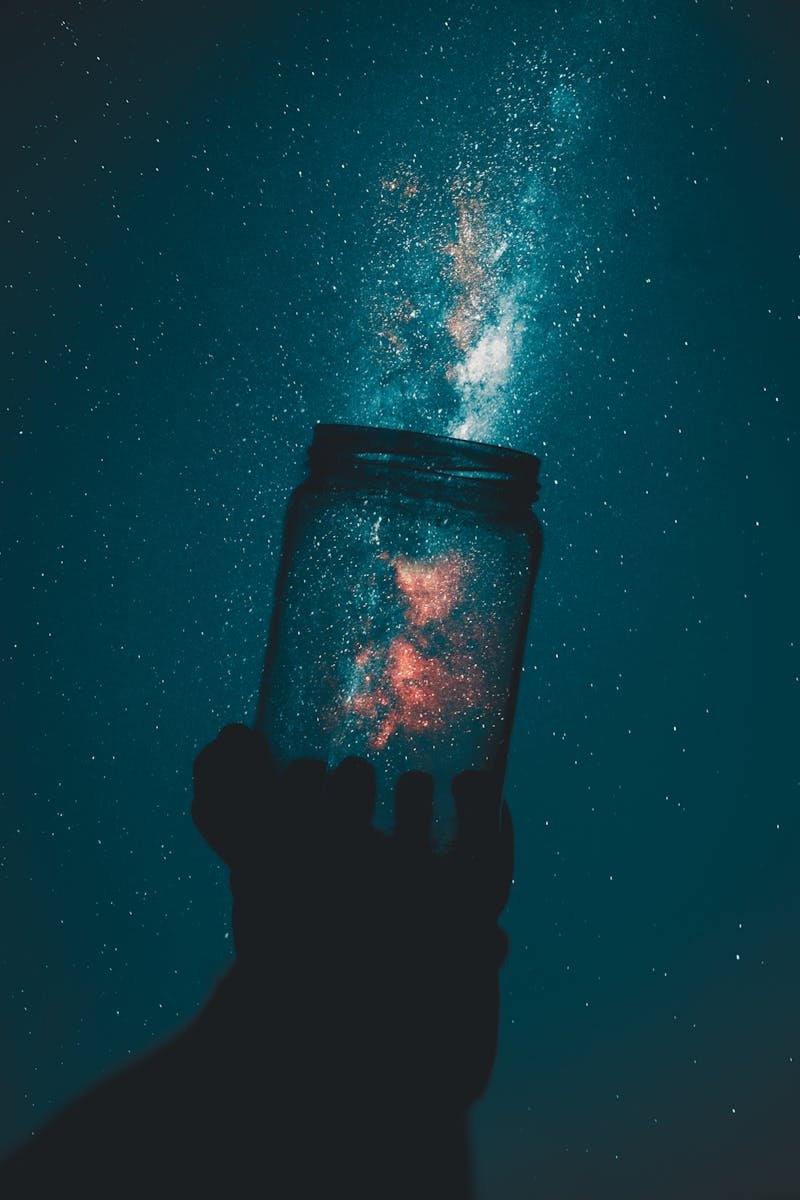 Astronaut u bestežinskom stanju na svemirskoj stanici