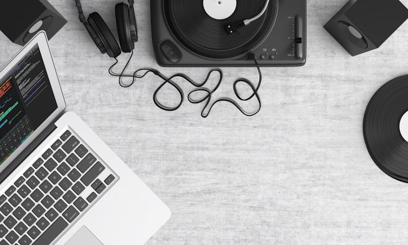Gramofon iz ptičje perspektive sa vinilnom pločom