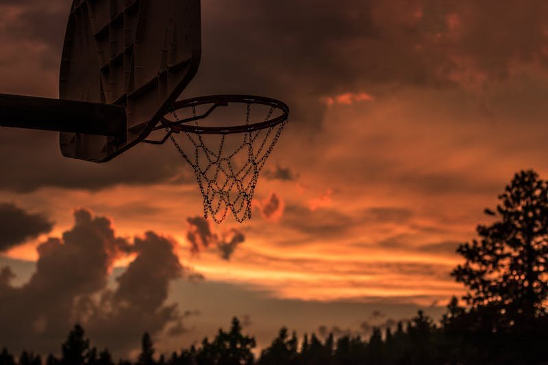 Košarkaški obruč i mreža tokom zalaska sunca