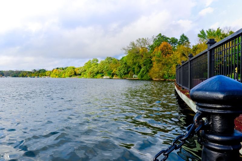 Ljudsko oko u krupnom planu sa vidljivom refleksijom svjetlosti
