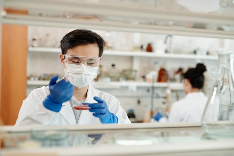 Medicinska istraživanja u laboratoriji vezana za zmijski otrov