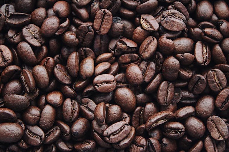 Mirisna zrna sirove i pržene kafe izbliza