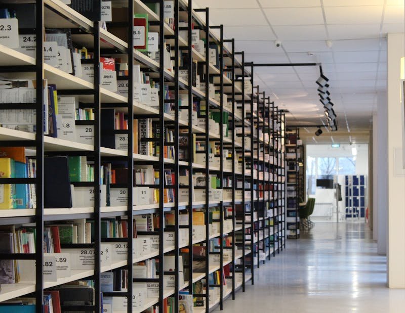 Moderna biblioteka sa policama punim knjiga kao rezultat izuma štampe