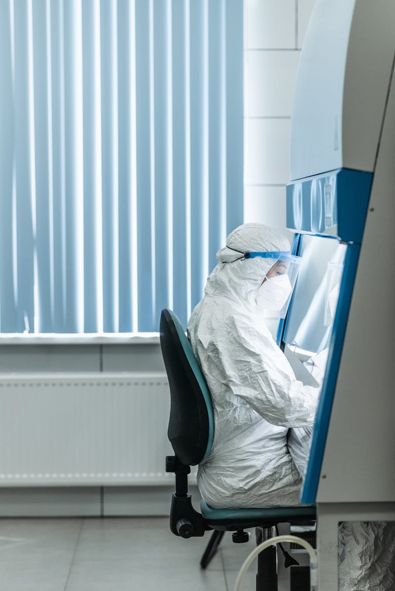 Naučnik istražuje hemijske reakcije u laboratoriji