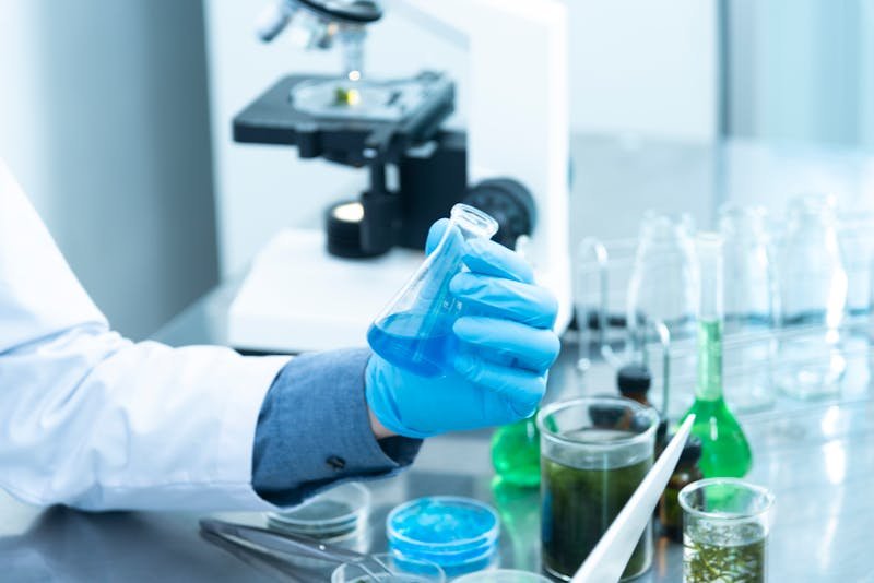 Naučnik u laboratoriji istražuje genetske uzorke pod mikroskopom