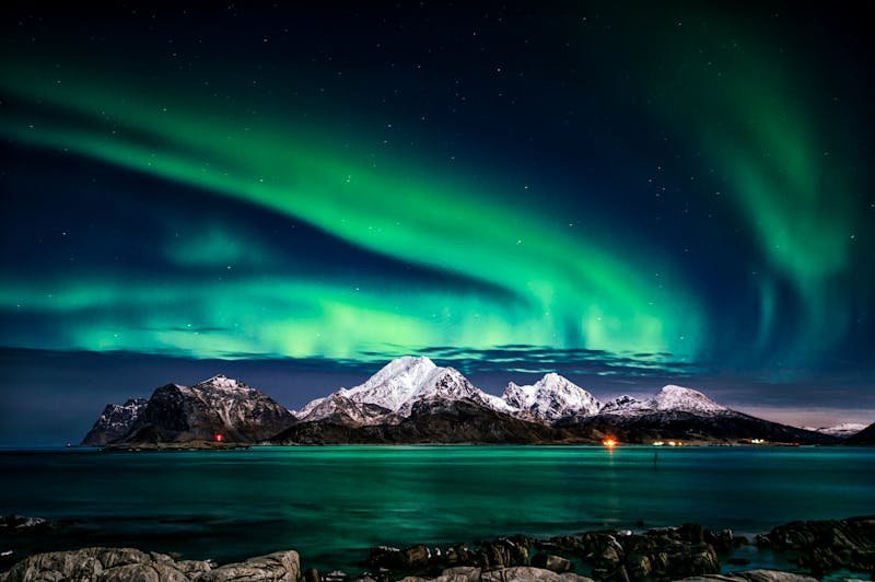 Polarna svjetlost aurora borealis na noćnom nebu
