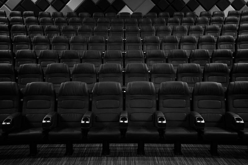 Prazna sjedišta u bioskopu tokom projekcije filma