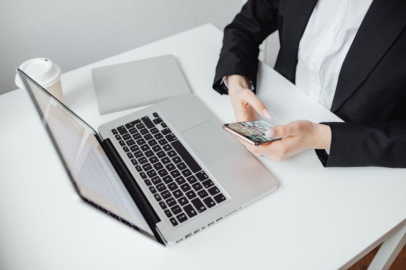 Prikaz bitkoina i digitalnih valuta na ekranu pametnog telefona.