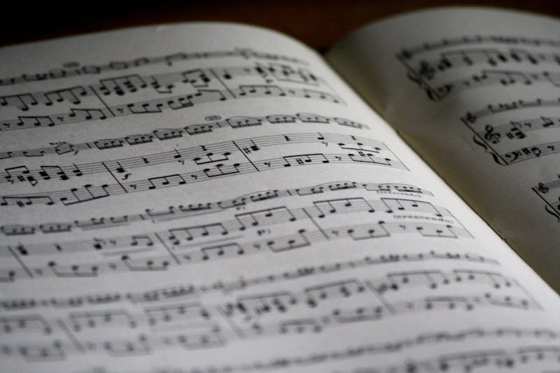 Stara drvena violina na stolu kao simbol Ajnštajnove ljubavi prema muzici