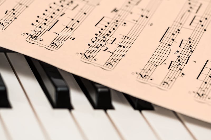 Stare muzičke note i koncertni detalji vezani za klasičnu muziku
