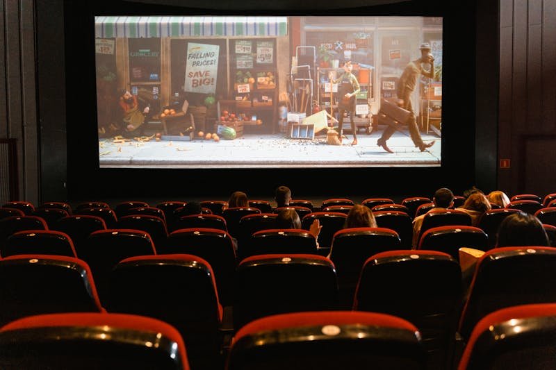 Unutrašnjost bioskopske sale sa crvenim sjedištima i kokicama