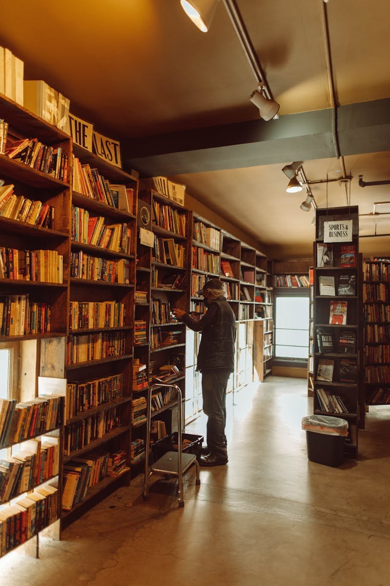 Urednik ili bibliotekar koji proučava istorijske spise