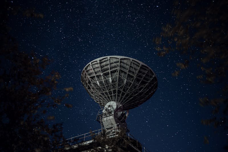 Veliki radio teleskop pod zvjezdanim nebom u pustinji