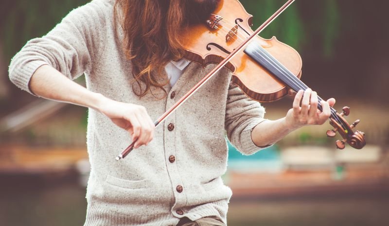 Violina i gudalo na tamnoj podlozi