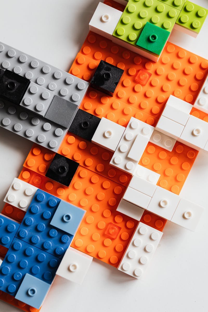 Zatvoreni plan Lego kockica spremnih za sklapanje