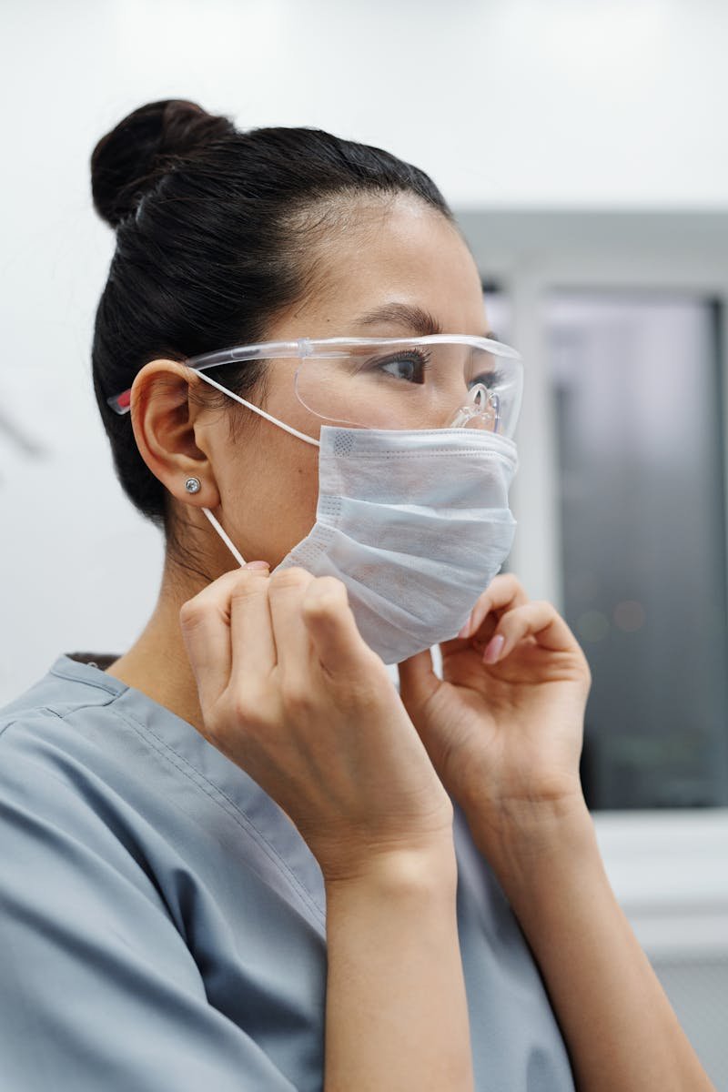 Žena naučnik sa zaštitnim naočarima radi u laboratoriji